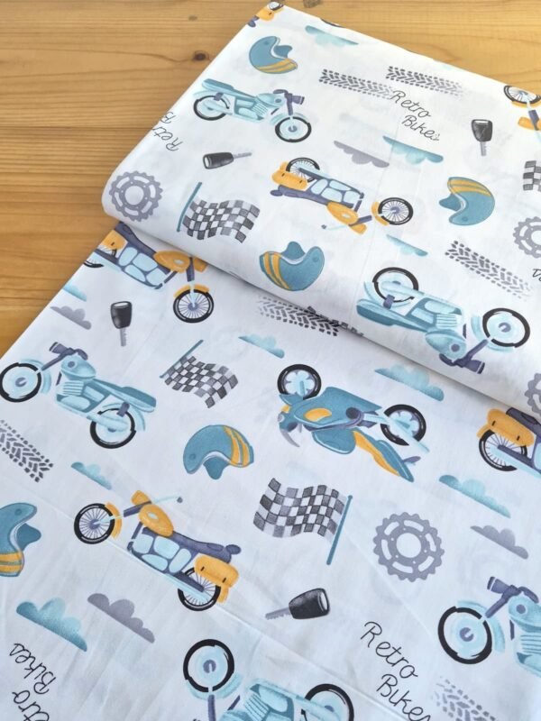 Vista en ángulo de tela sarga con estampado de motos y banderas de carreras sobre fondo blanco