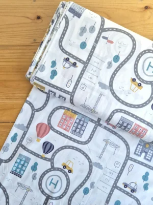 Vista superior de tela sarga con estampado de calles y edificios urbanos en estilo ilustrado