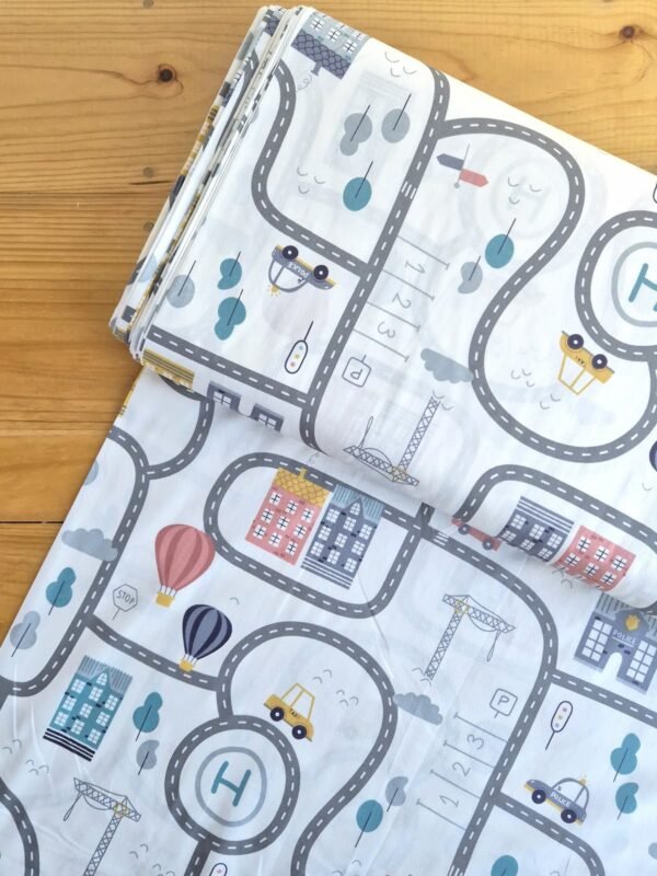 Vista superior de tela sarga con estampado de calles y edificios urbanos en estilo ilustrado