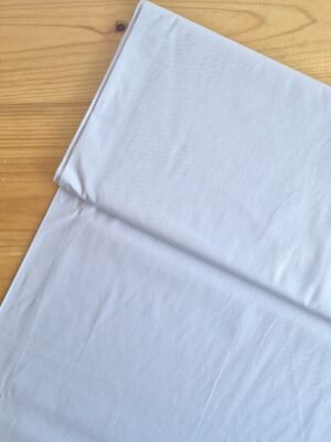 Tela sarga lisa en color gris perla vista desde arriba