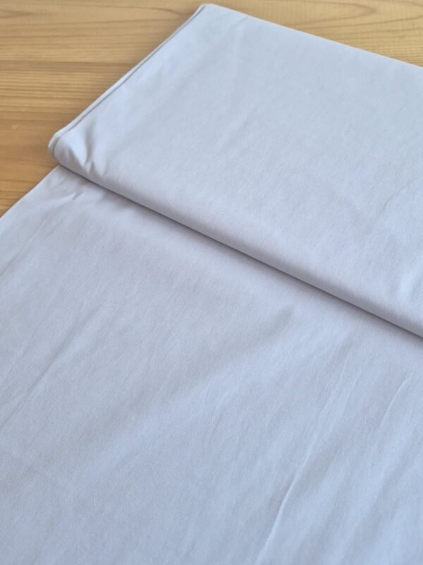 Tela sarga lisa en color gris perla vista en ángulo de 45 grados