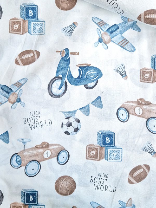 Tela sarga con estampado de motos azules y balones vista desde arriba