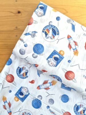 Tela Sarga con diseño de astronautas y cohetes sobre fondo blanco vista desde arriba
