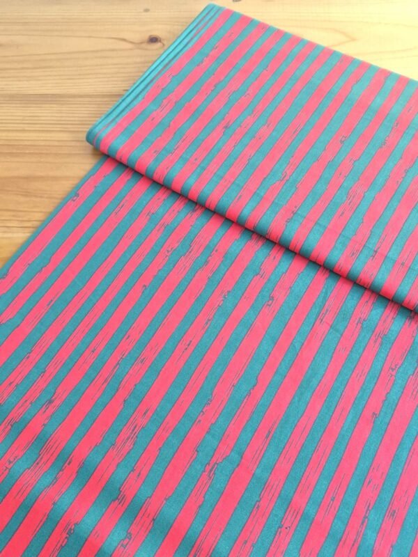 Tela Sarga con rayas verdes y rojas vista en ángulo de 45 grados