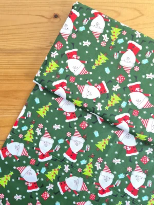 Tela Sarga con un Viejito Pascuero y árboles de Navidad vista desde arriba