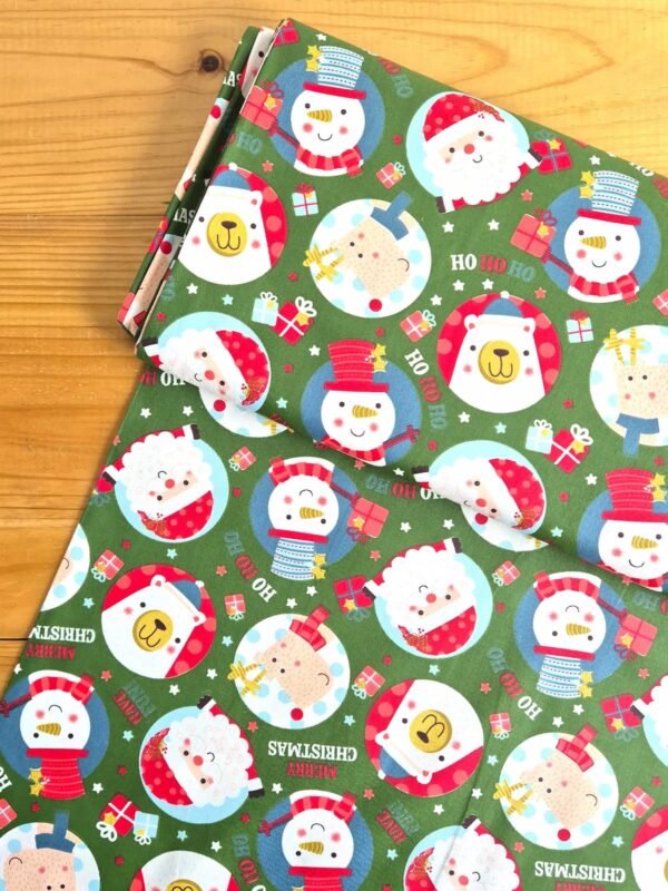 Tela Sarga con diseño de caritas navideñas vista desde arriba