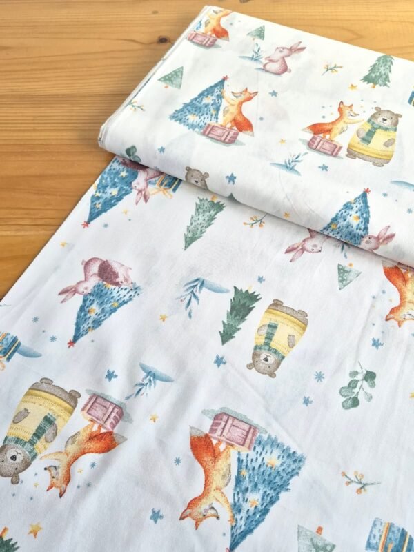 Tela Sarga con diseño navideño de animales vista en ángulo de 45 grados