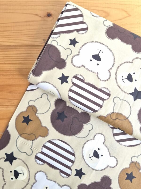 Tela Sarga con diseño de caras de osos y estrellas vista desde arriba