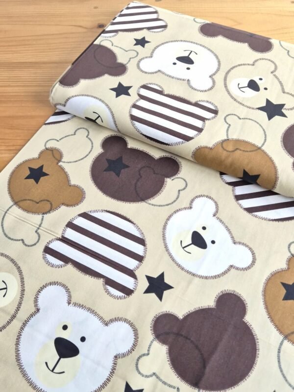 Tela Sarga con caras de osos y estrellas vista en ángulo de 45 grados