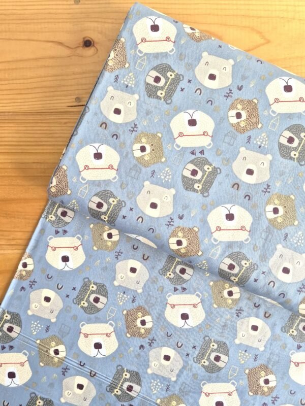 Tela Sarga con caras de osos con gafas sobre fondo azul vista desde arriba