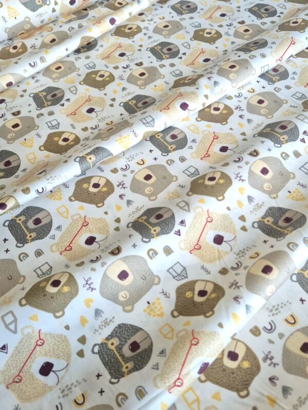 Tela sarga con estampado de caras de osos con gafas sobre fondo blanco dispuesta en forma de olas