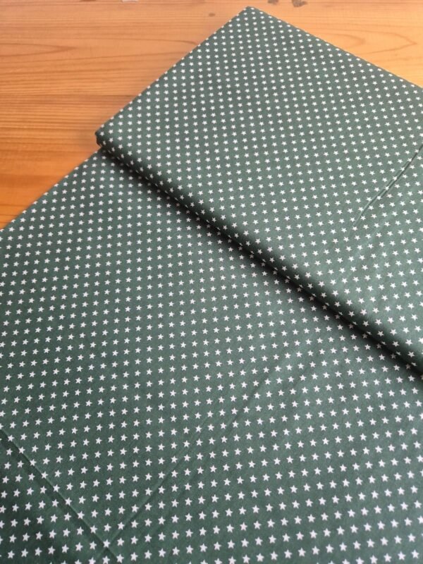 Tela sarga verde oscuro con estrellas, vista en ángulo de 45 grados