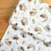 Tela Sarga con diseño de animalitos dormilones sobre fondo blanco vista desde arriba