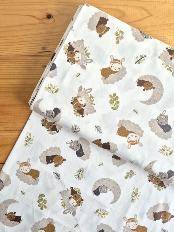 Tela Sarga con diseño de animalitos dormilones sobre fondo blanco vista desde arriba