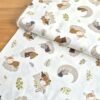 Tela Sarga con animalitos dormidos sobre fondo blanco vista a 45 grados