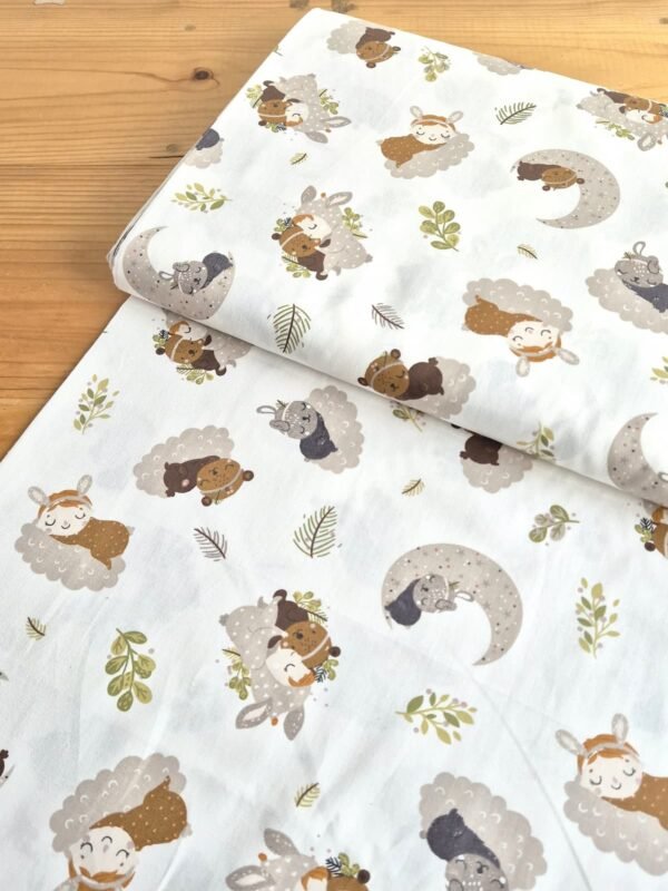 Tela Sarga con animalitos dormidos sobre fondo blanco vista a 45 grados