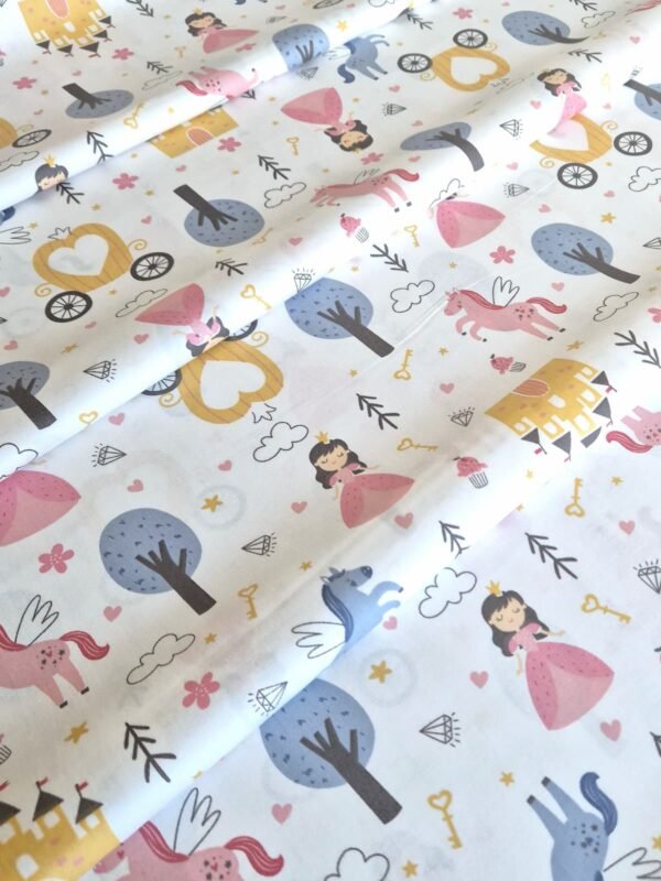 Tela sarga con estampado de princesas, unicornios y castillos dispuesta en forma de olas