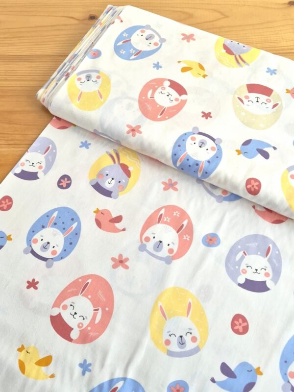 Tela Sarga con diseño de conejos en huevos de Pascua vista en ángulo de 45 grados