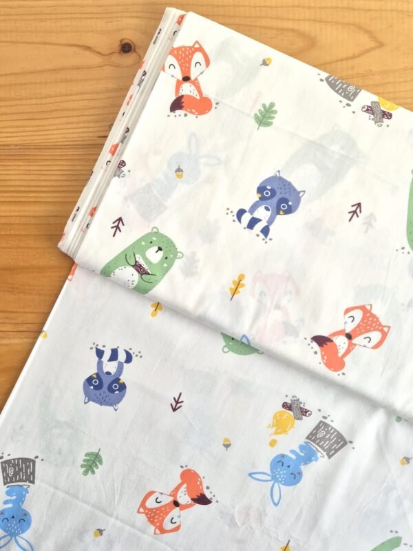 Tela Sarga con zorros y mapaches en el bosque vista desde arriba