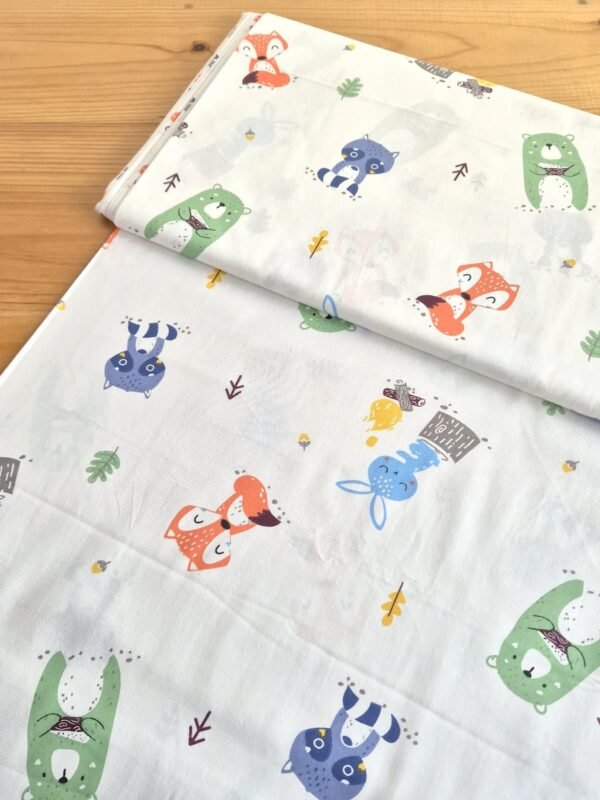 Tela Sarga con zorros y mapaches en el bosque vista a 45 grados