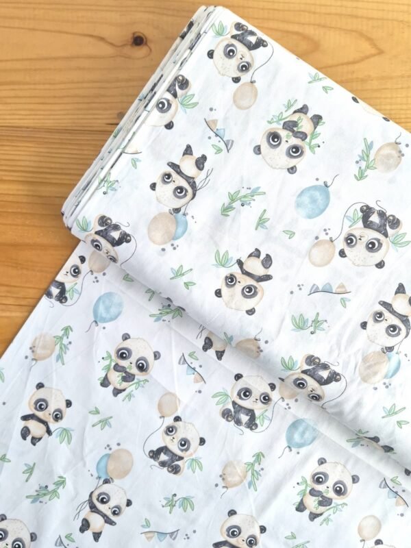 Vista superior de tela sarga con estampado de pandas y globos sobre fondo blanco