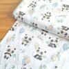 Tela sarga con estampado de pandas y globos sobre fondo blanco, vista en ángulo para mostrar textura y caída