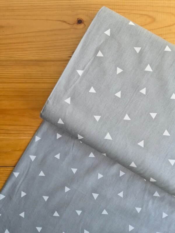 Vista superior de la tela sarga gris con triángulos blancos