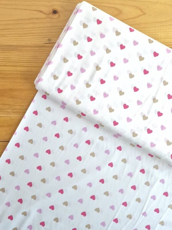 Tela Sarga con corazones multicolor sobre fondo blanco vista desde arriba