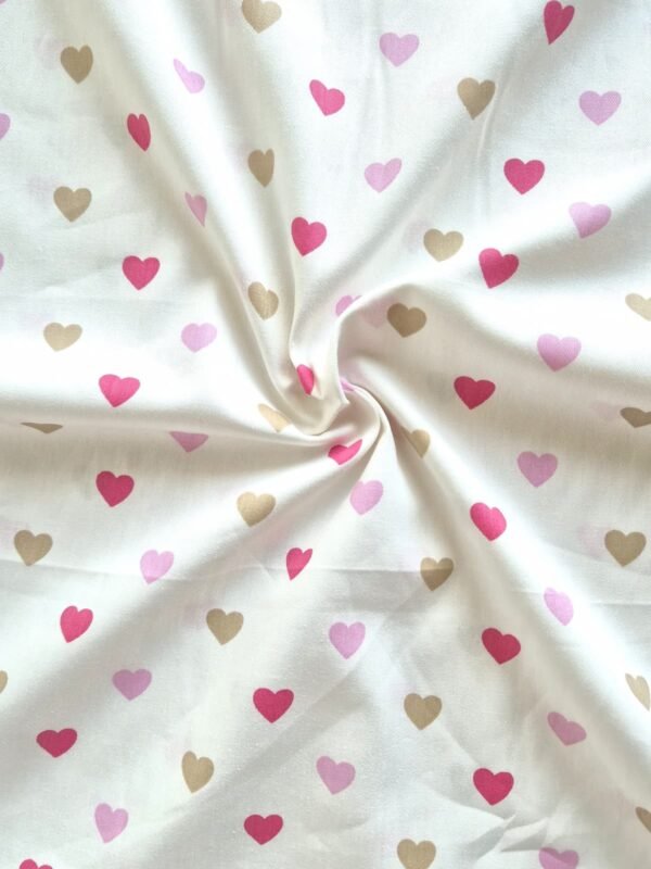 Tela Sarga con corazones multicolor en fondo blanco doblada en forma de olas