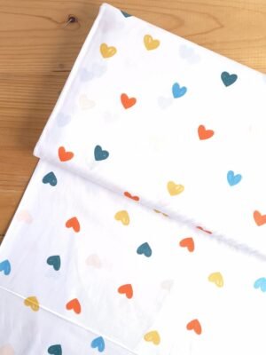 Tela Sarga con corazones de colores pastel y vivos sobre fondo blanco vista desde arriba