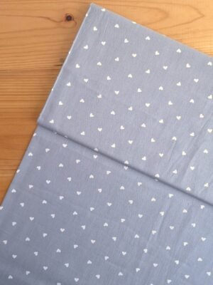 Tela Sarga con corazones blancos sobre fondo gris claro vista desde arriba