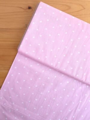 Tela Sarga con corazones blancos sobre fondo rosa pastel vista desde arriba