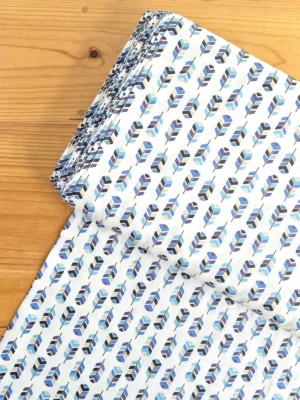 Vista superior de tela sarga blanca con diseño de flechas en azul y lila