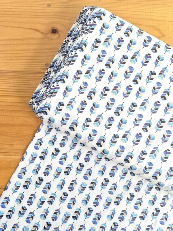 Vista superior de tela sarga blanca con diseño de flechas en azul y lila