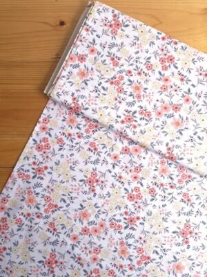 Tela Sarga flores primaverales fondo blanco vista desde arriba