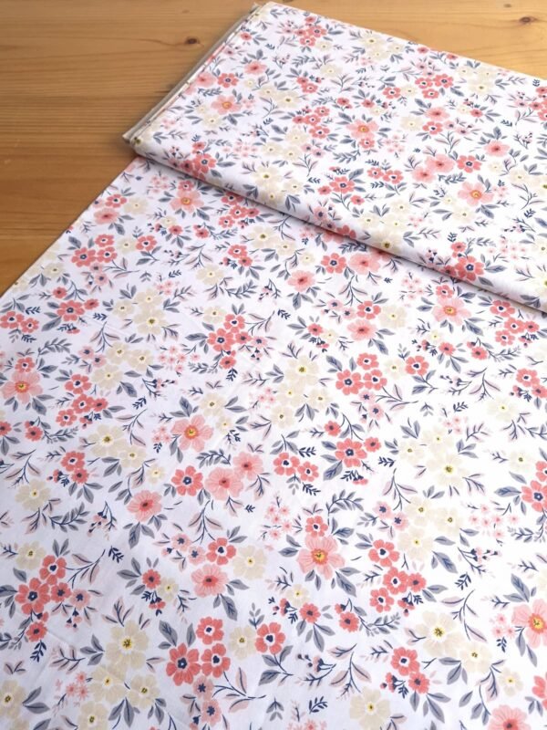 Tela Sarga flores primaverales fondo blanco vista en ángulo de 45 grados