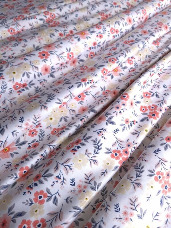 Tela Sarga flores primaverales fondo blanco doblada en forma de olas