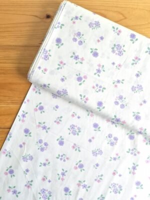 Tela Sarga floral lila y rosa fondo blanco vista desde arriba