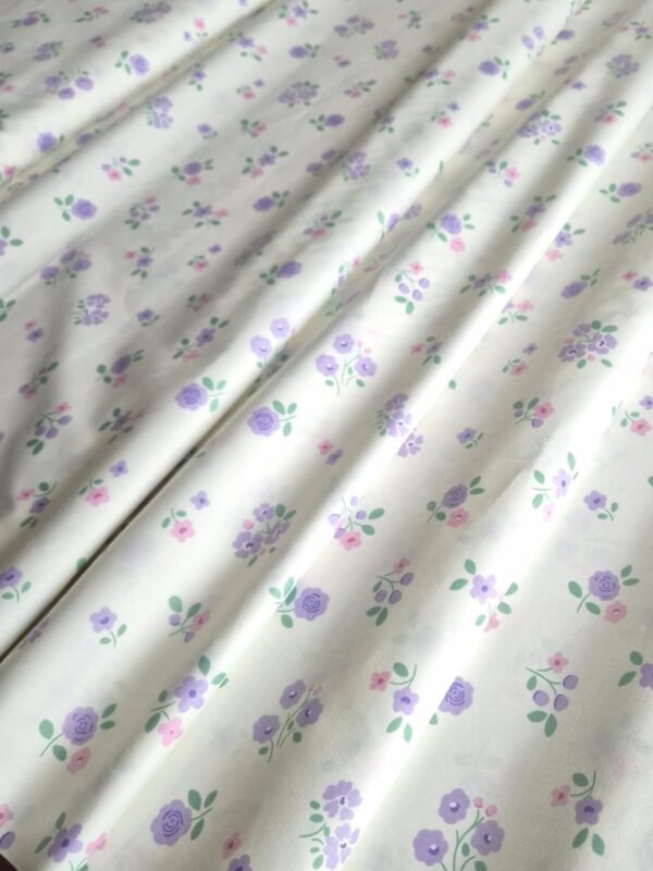 Tela Sarga floral lila y rosa fondo blanco doblada en forma de olas