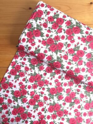 Tela Sarga rosas rojas fondo blanco vista desde arriba