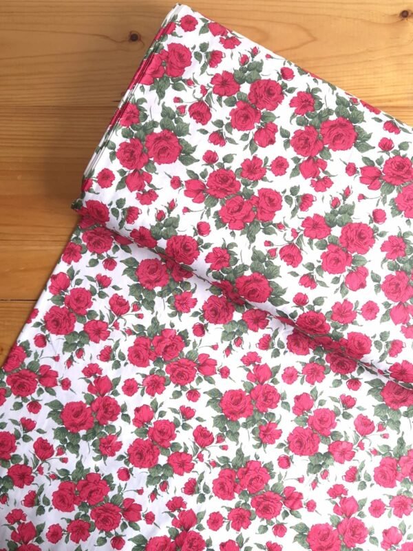 Tela Sarga rosas rojas fondo blanco vista desde arriba