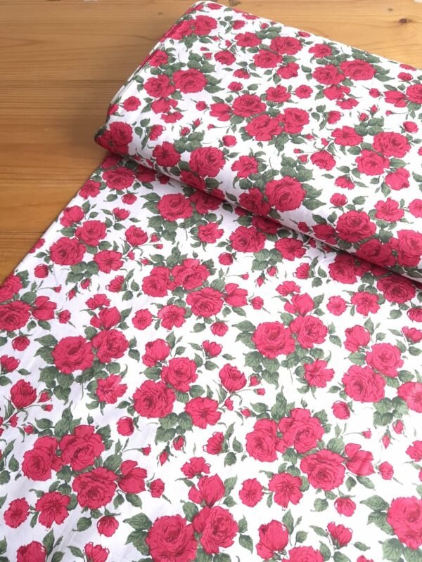 Tela Sarga rosas rojas fondo blanco vista en ángulo de 45 grados