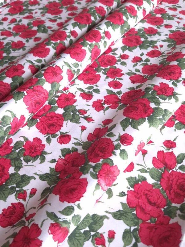 Tela Sarga rosas rojas fondo blanco doblada en forma de olas