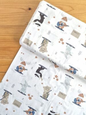 Vista superior de tela sarga con estampado de animales músicos del bosque sobre fondo blanco