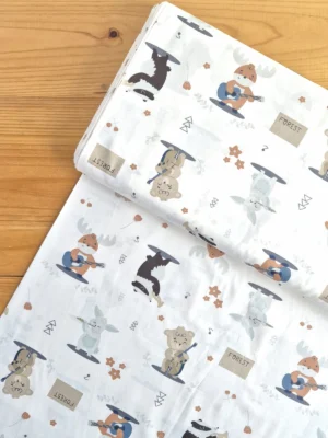 Vista superior de tela sarga con estampado de animales músicos del bosque sobre fondo blanco