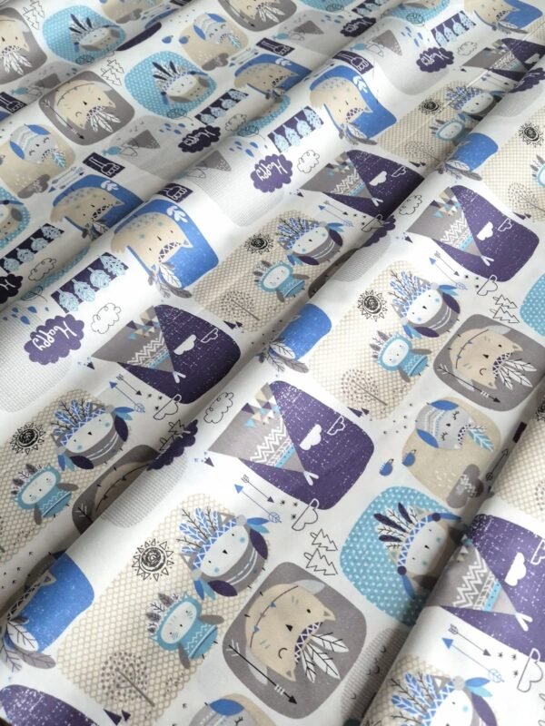 Tela sarga con animales y tipis del bosque fondo blanco en forma de olas