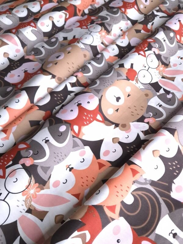 Tela sarga con estampado de caras de animales del bosque con gafas dispuesta en forma de olas