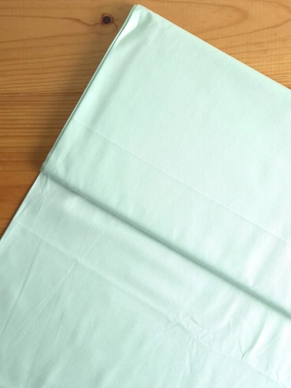 Tela sarga lisa en color verde menta vista desde arriba