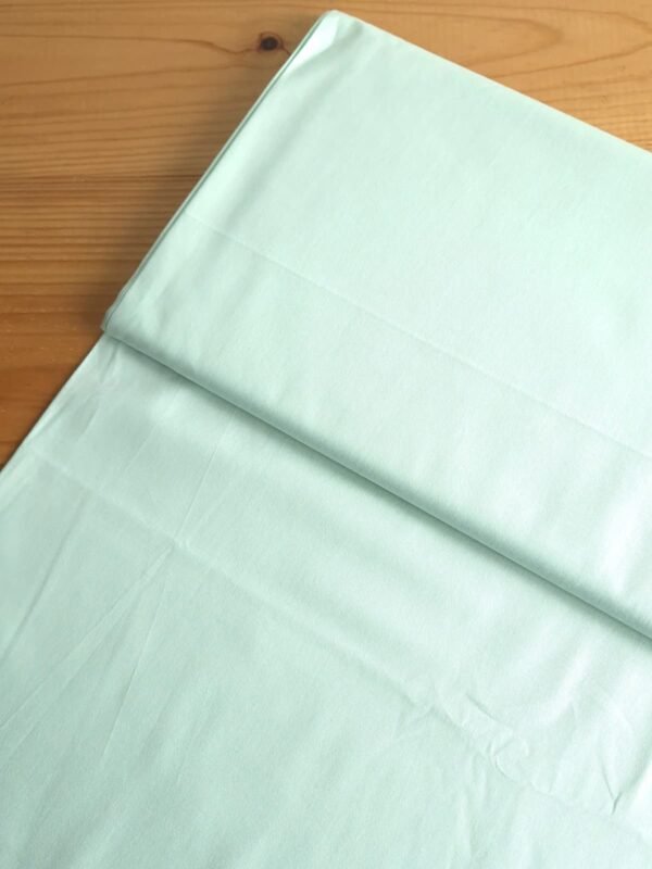 Tela sarga lisa en color verde menta vista en ángulo de 45 grados