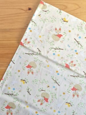 Vista superior de tela sarga con estampado de zorros durmiendo entre árboles y elementos del bosque